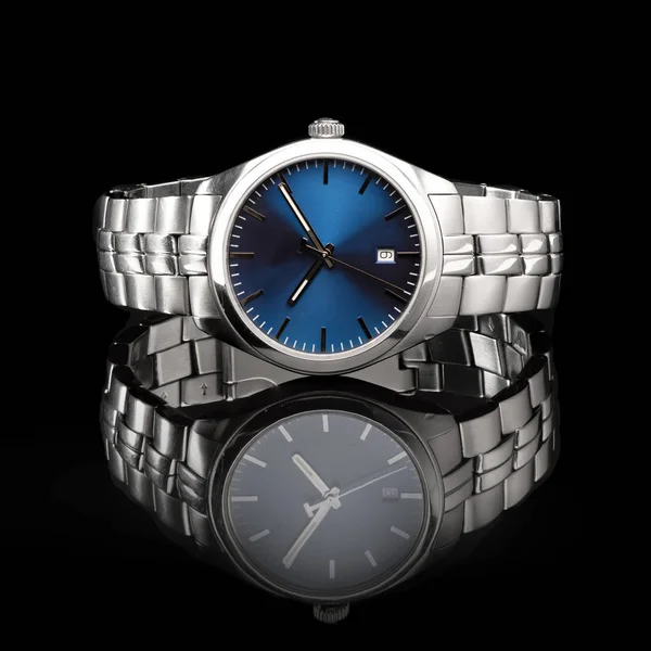 Silvery luksusowy zegarek na czarnym tle — Zdjęcie stockowe