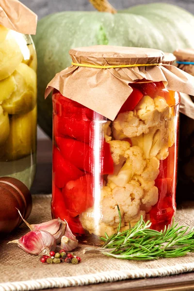 Várias verduras em um jarro preparado para enlatamento em casa — Fotografia de Stock