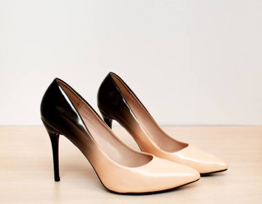 Kadın ayakkabıları, gardıroptaki raflara yakın çekim.