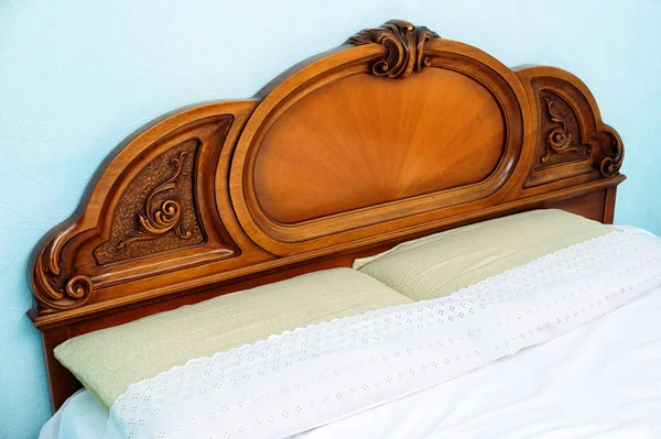 Dekoratives Holzdoppelbett mit zwei Kissen und Decken — Stockfoto