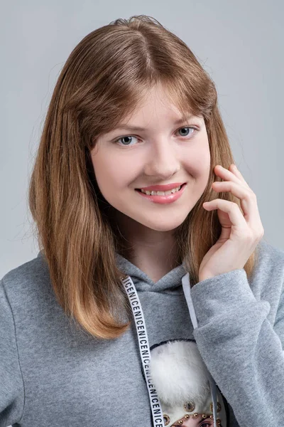 Bild av en tonåring flicka skjuten i en studio med artificiellt ljus — Stockfoto