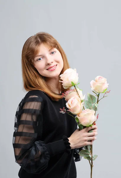 Red-haired teenager girl with a bouquet of white roses in her hands — Stock Photo, Image