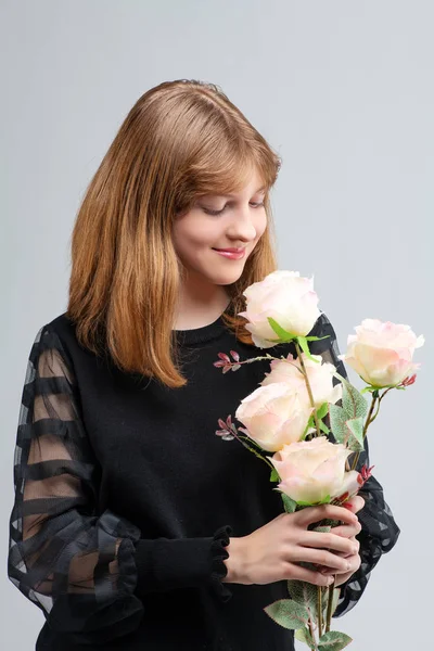 Red-haired teenager girl with a bouquet of white roses in her hands — Stockfoto