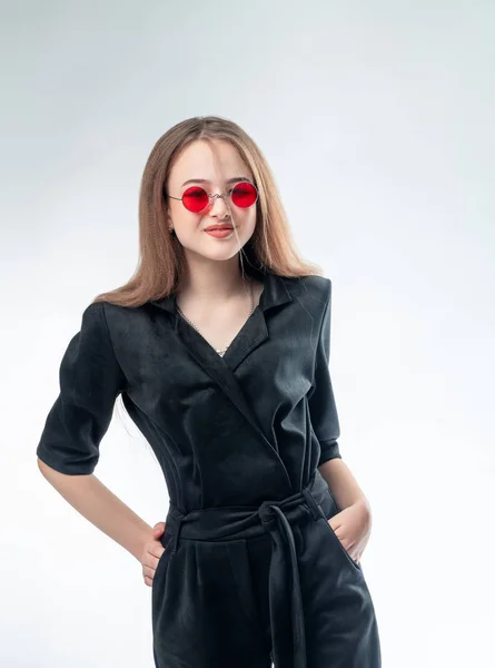 Hermosa joven en gafas de sol con gafas de espejo en el estudio — Foto de Stock