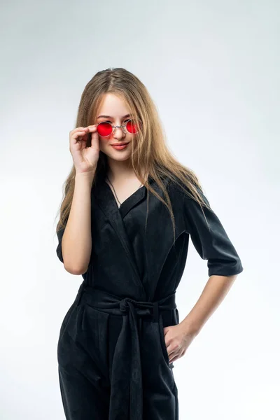 Vacker ung flicka i solglasögon med spegelglas i studion — Stockfoto