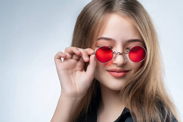 Beautiful young girl in sunglasses with mirror glasses in the studio — Stock Photo, Image