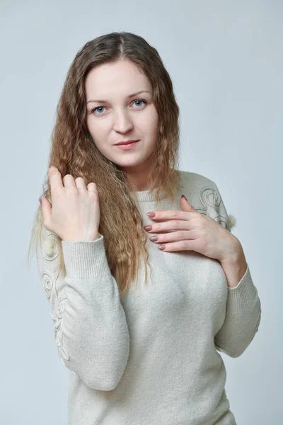 Young woman posing in front of the camera with curly hair — Stock Photo, Image