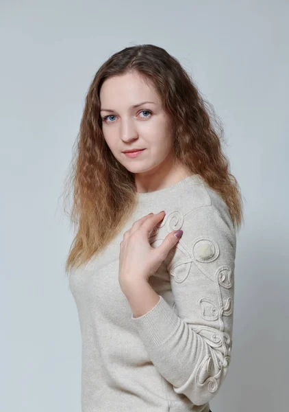 Young woman posing in front of the camera with curly hair — Stock Photo, Image