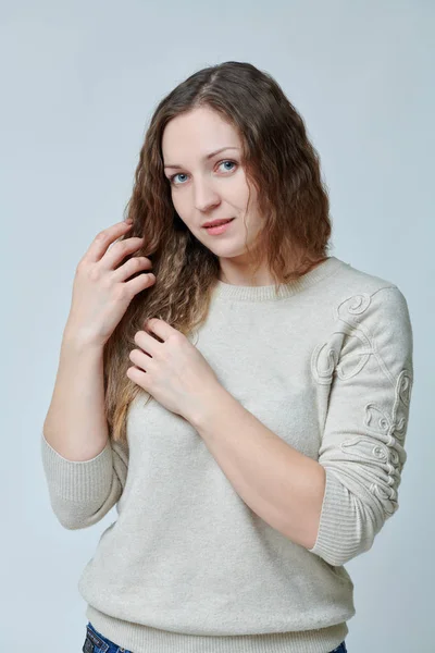 Junge Frau posiert mit lockigem Haar vor der Kamera — Stockfoto