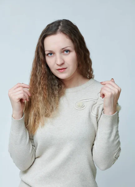 Young woman posing in front of the camera with curly hair — Stock Photo, Image