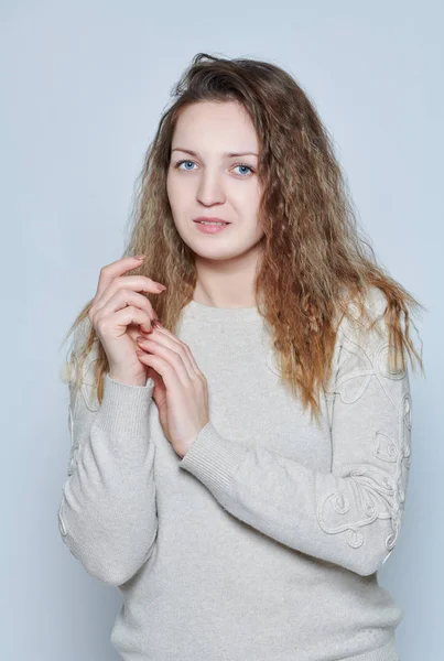 Young woman posing in front of the camera with curly hair — Stock Photo, Image