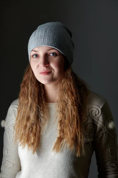 Young woman posing in front of the camera with curly hair — Stock Photo, Image