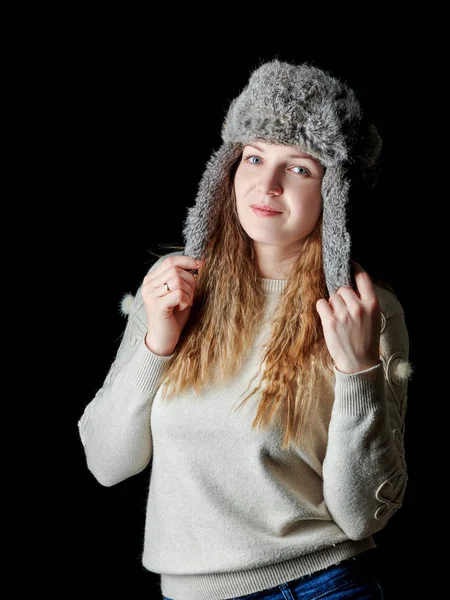 Ung kvinna poserar framför kameran med lockigt hår — Stockfoto