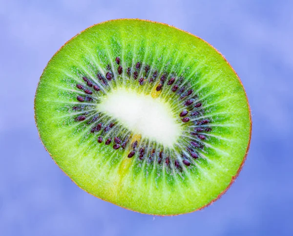 Fruta Kiwi. Uma peça é filmada close-up macro shot — Fotografia de Stock