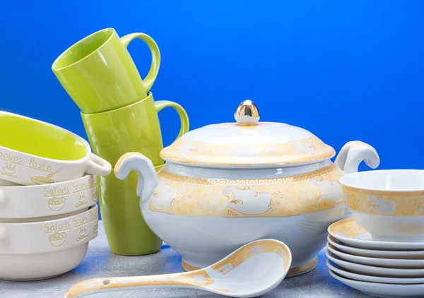 Limpar pratos, copos, copos e talheres em fundo azul — Fotografia de Stock