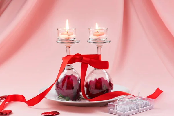 Dos copas de vino al revés, fondo rosa. Día de San Valentín —  Fotos de Stock