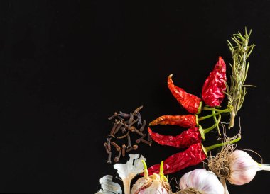 Baharatlı ve malzemeli acı biberli sarımsak.