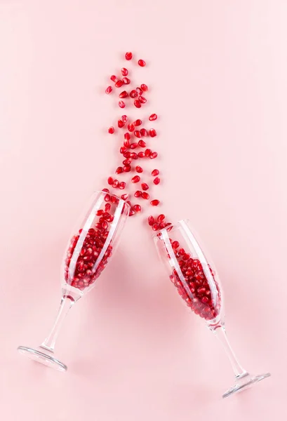 Glass goblets. Pomegranate seeds. Spilled. Concept idea — Stock Photo, Image