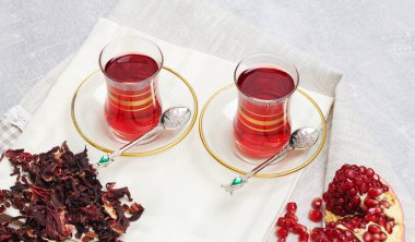Geleneksel Türk çayı. Düz konum fotoğraf kompozisyonu