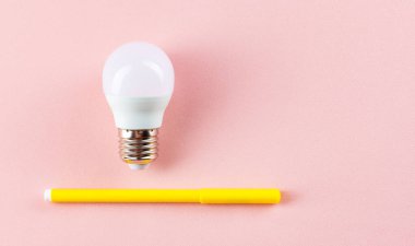 Pembe arka planda ampuller var. enerji tasarruf kavramı