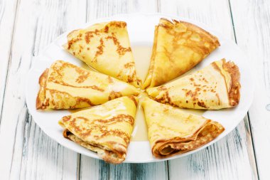 Tabaktaki ahşap masada nefis krepler.