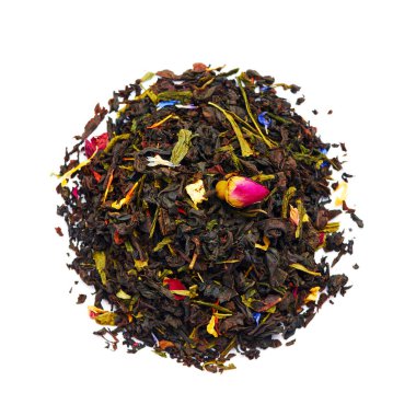 Siyah çay. Kuru yaprakların karışımı. Beyaz arkaplanda izole