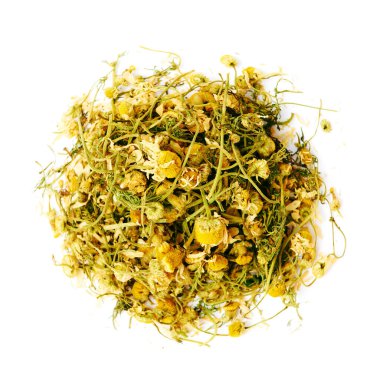 Papatya çayı. Kuru yaprakların karışımı. Beyaz arkaplanda izole