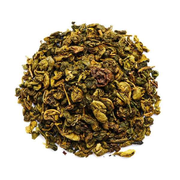 Зеленый чай. Ассортимент сухих листьев. Изолированный на белом фоне — стоковое фото