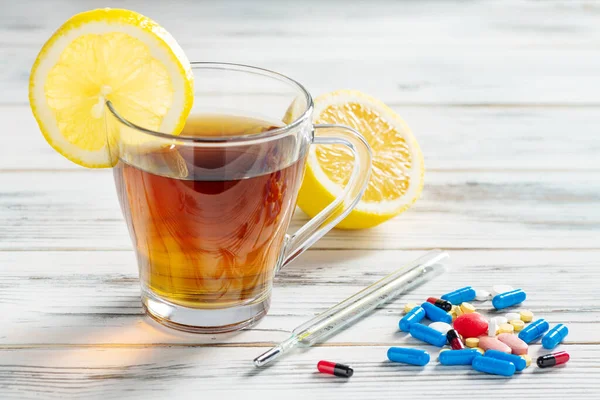 Çay Limon Termometre Vitamin Grip Tedavisi Için Haplar Tahta Beyaz — Stok fotoğraf
