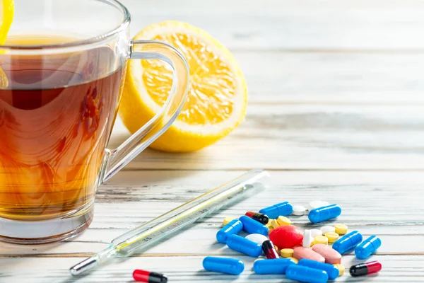 Çay Limon Termometre Vitamin Grip Tedavisi Için Haplar Tahta Beyaz — Stok fotoğraf