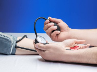 Tonometre, kadının doktor randevusu üzerindeki baskısını ölçer.