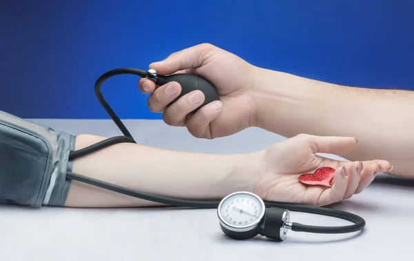 Tonometr mierzy ciśnienie u kobiety na wizytę u lekarza — Zdjęcie stockowe