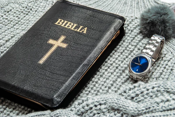 Schwarze Bibel Und Armbanduhr — Stockfoto