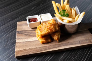 Geleneksel patates kızartmalı balık ve patates kızartması.