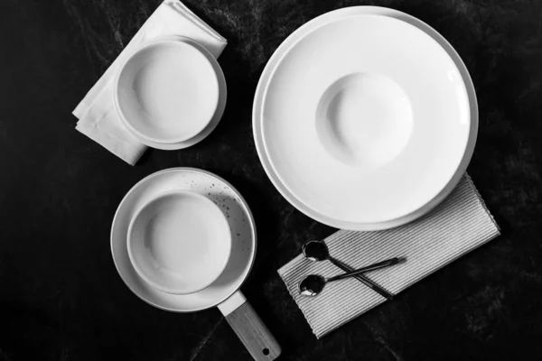 Ужин на темном фоне, пустая белая тарелка с вилкой — стоковое фото