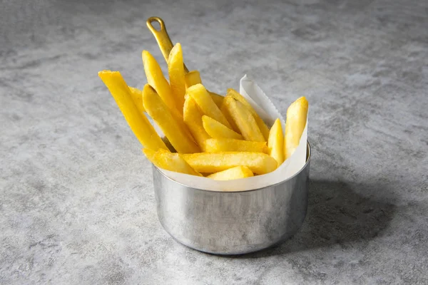 French Fries in zilveren emmer op achtergrond — Stockfoto