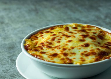 Peynirli ıspanak lazanyası İtalyan yemeği tarzı vejetaryen lazanyası.