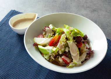 Salatalıklı salata, domates, avokado soya ve susamlı sos.