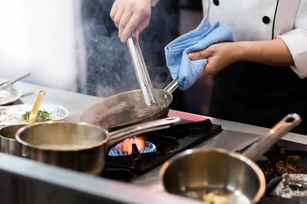 Chef memasak makanan di dapur, Chef menyiapkan makanan — Stok Foto