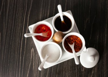 Erişte, Tayland yemeği ve soğuk balık sosu için garnitür seti.