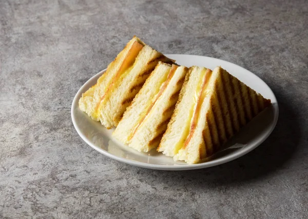 Sandwich, Gegrilde ham met broodje kaas op een bord — Stockfoto