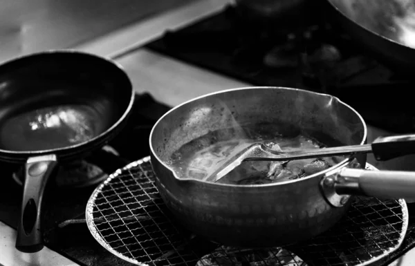 Chef cocinando comida en la cocina, Chef preparando comida —  Fotos de Stock