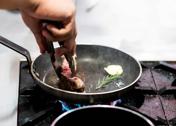 Şef yemek yemek mutfakta aşçı gıda hazırlama — Stok fotoğraf