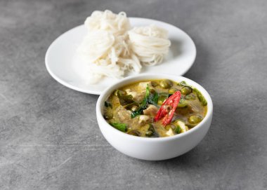Pirinç erişteli yeşil köri, Tayland usulü pirinç vermicelli, Tayland yemeği.