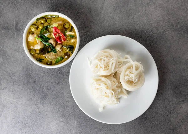 쌀 국수와 함께 녹색 카레, 타이 밥 버 미첼리, 타이 음식 — 스톡 사진