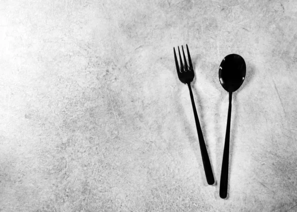Вилка и ложка в ресторане, сервировка стола — стоковое фото