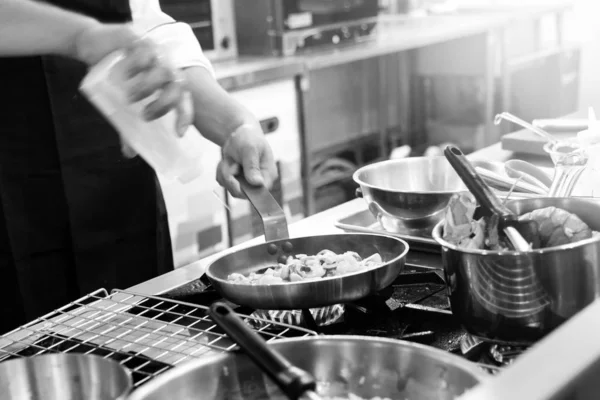 Chef preparar comida na cozinha, cozinhar chef, close-up — Fotografia de Stock