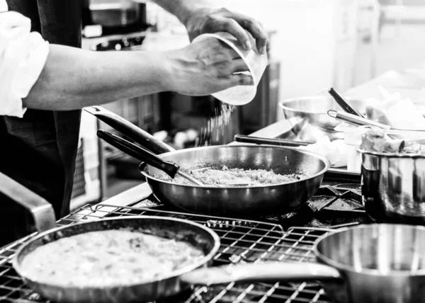 Chef preparar comida na cozinha, cozinhar chef, close-up — Fotografia de Stock