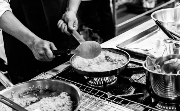 Chef preparando comida en la cocina, cocinero, primer plano —  Fotos de Stock