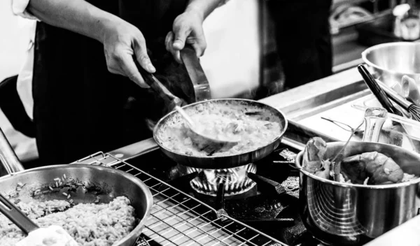 Chef preparando comida en la cocina, cocinero, primer plano —  Fotos de Stock
